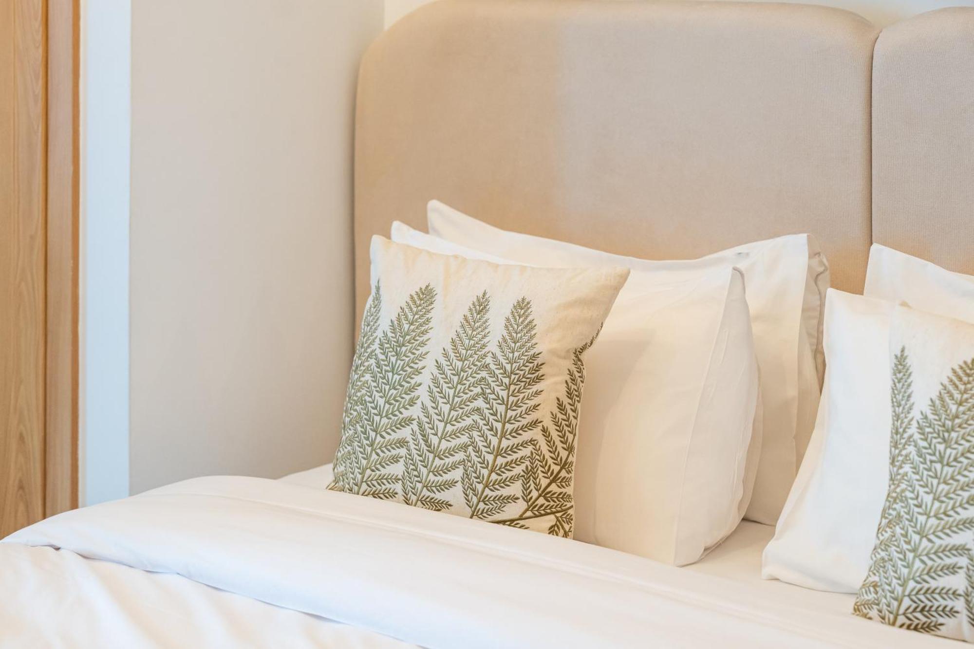 Upscale In Goldcrest Views Apartment *